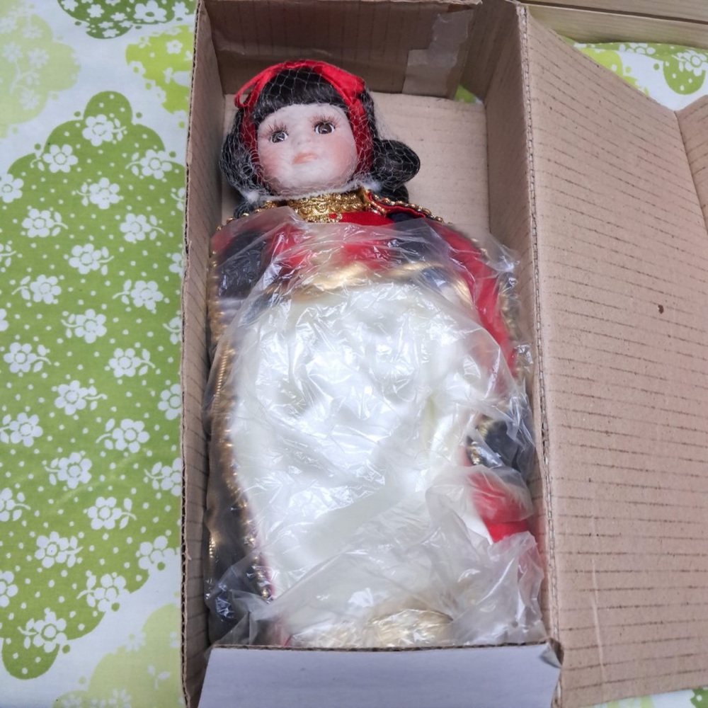 Vintage Snow White Royalton collection Porcelain Doll
